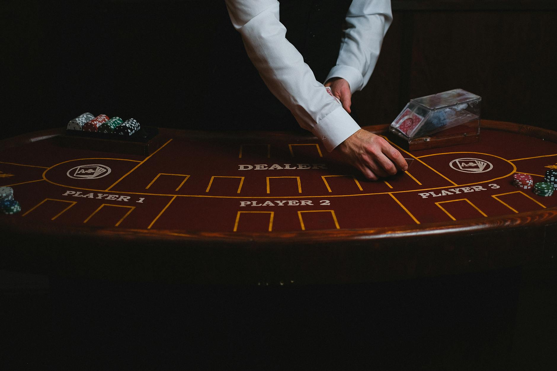 Bàn baccarat với chip cược và bài được chia cận cảnh